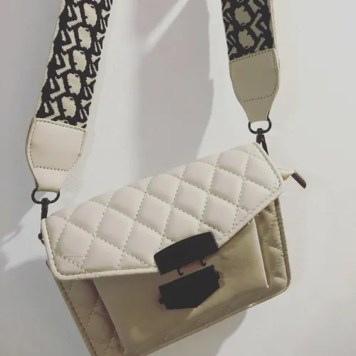 Bolsa Offwhite alça larga (de lado)