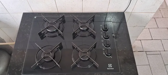 Vende-se um fogão cooktop com a bancada 