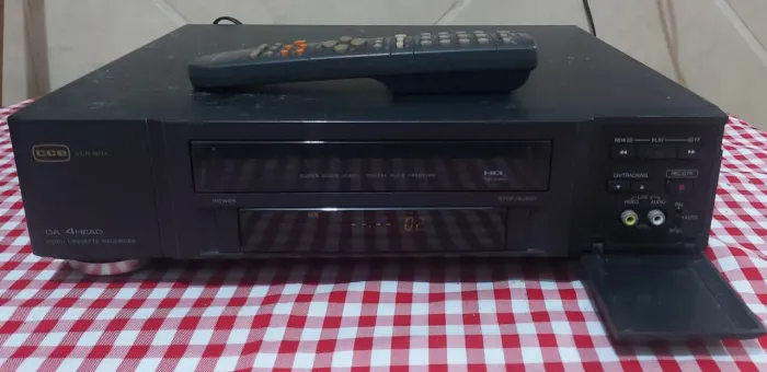 Vídeo Cassete CCE  c / controle original.