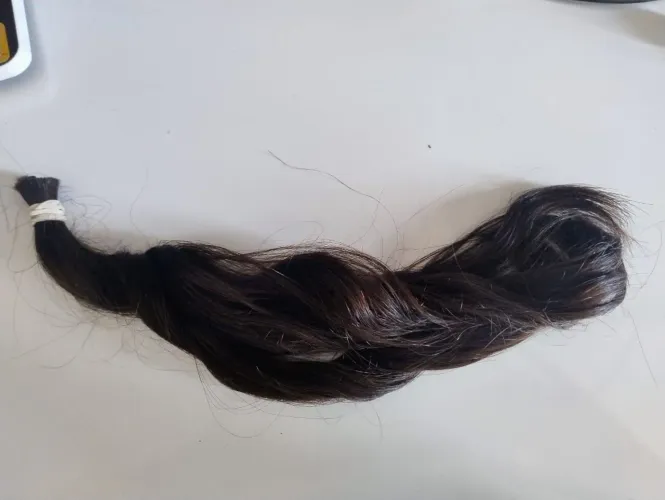 Vendo cabelo brasileiro, liso ondulado, virgem, 30cm, aproximadamente 75 gramas.<br>400,00
