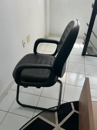 Cadeira de Escritório Fixa - Estofada em Courino Preto