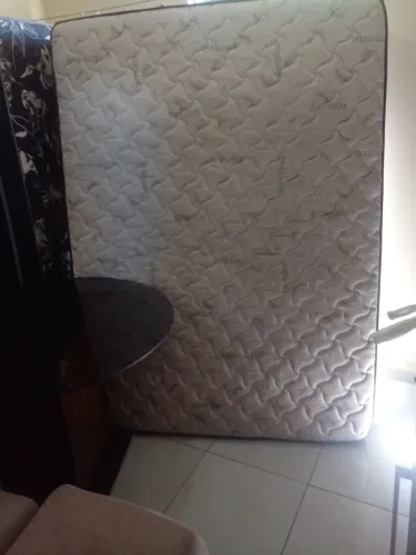 Vendo cama de casal Bom em perfeito estado de conservação um armário de cozinha