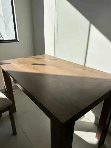 Mesa de Madeira com 4 Cadeiras