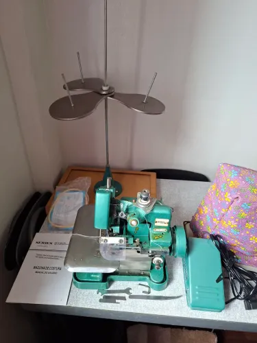 Vendo Máquina Overloque Semi-Industrial (Chinezinha). Estado de Nova.<br>Texto: