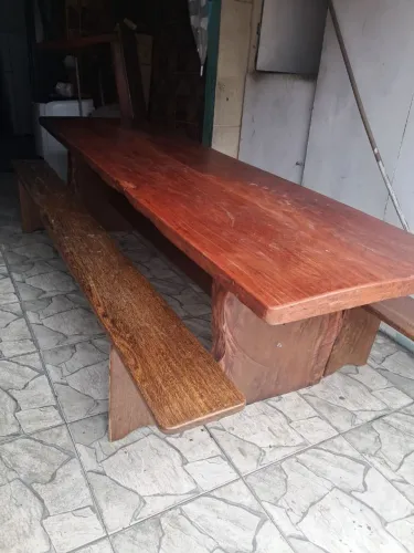 Vende-se uma mesa de madeira