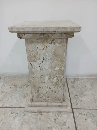 Antiga base em Mármore travertino Medindo 50 cm Altura
