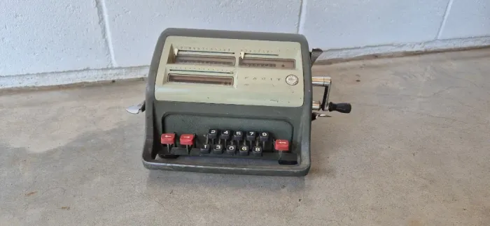 Calculadora Mecânica Antiga Facit C1-13 - Relíquia / Decoração Vintage