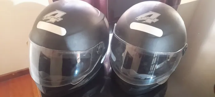 Vendo 2 capacetes preto R$100