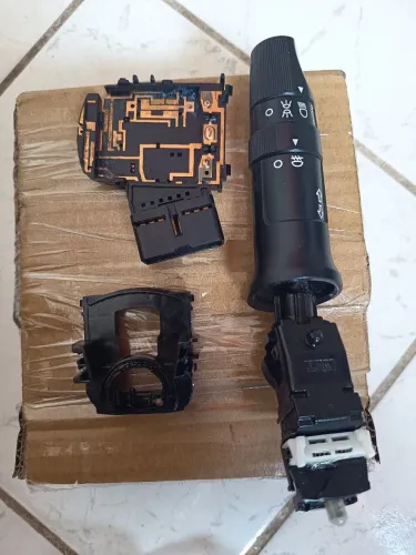 Chave de seta e luz HB20 com função farol automático.