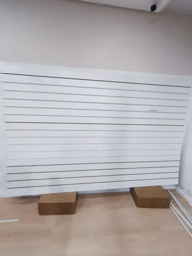 Painel Canelado 2,80x1,85 16 Canaletas + 100 ganchos + 16 cestas de arames para pendurar