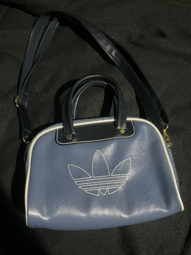 bolsa adidas azul com detalhe dourado