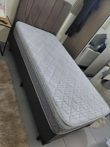 Vendo cama de solteiro completa, box, colchão d45 e cabiceira em veludo 