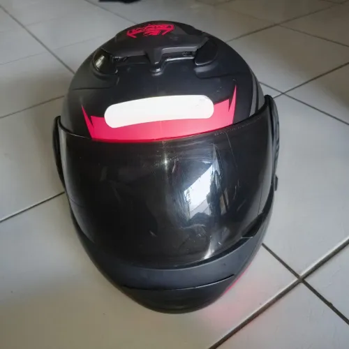 Capacete levanta a queixeira 