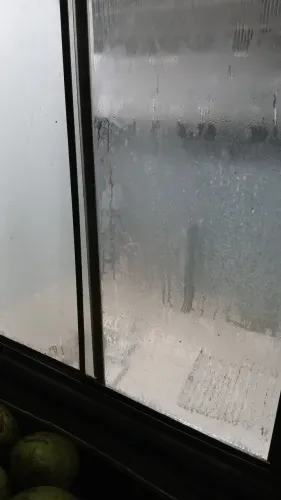 Expositor de frios e bebidas vertical