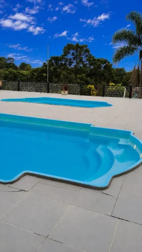 Salão para eventos com piscina