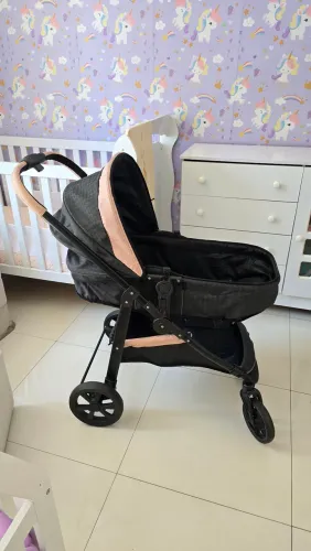 Carrinho de bebe com Bebe conforto.