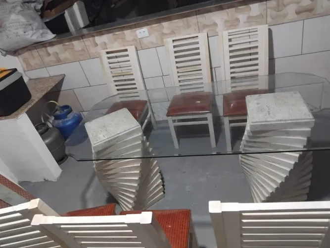 Mesa de vidro com 6 cadeiras