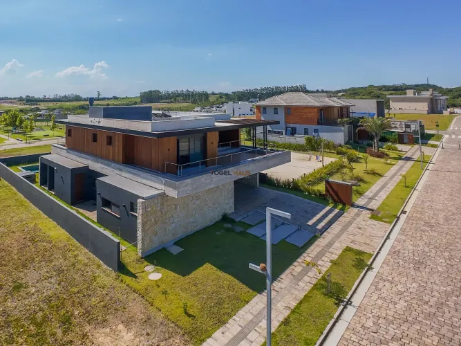 Casa em Condomínio à venda em Morada Gaúcha, Gravataí - Closet, Churrasqueira e Piscina no