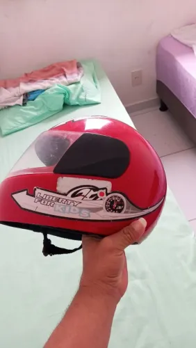 Vendo um capacete infantil