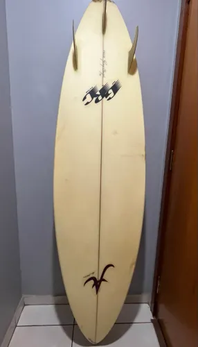 Prancha em ótimo estado, pronta para pegar onda!