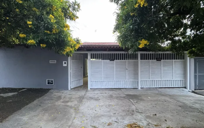 Vila Canaã | Casa com 04 quartos, em avenida, para Locação