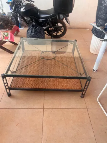 Mesa de Centro em Vidro com Estrutura de Ferro e Prateleira - Ótimo Estado