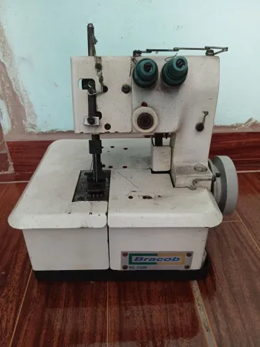 Máquina overlok 300,00