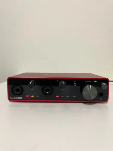 Interface de Áudio Focusrite Scarlett 4i4 3rd Geração