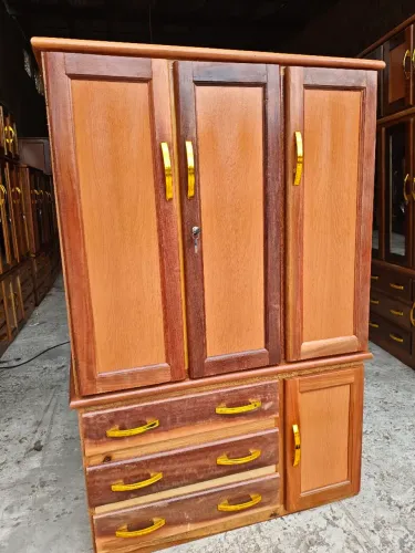 Guarda roupa de madeira novo frete grátis.