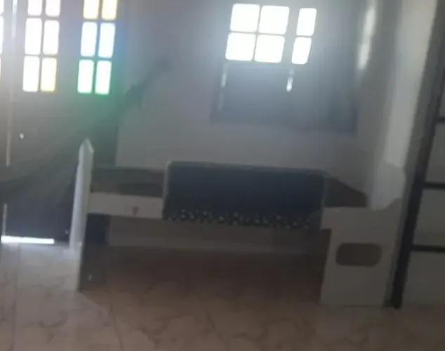 Cama infantil com escorregado e lousa oara doação