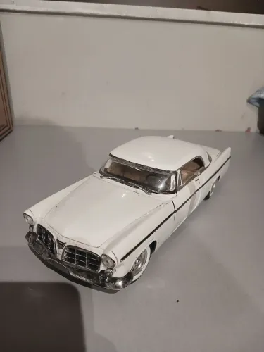 Miniatura Chrysler 300B 1956 Maisto 1:18 - Branco (Colecionador)