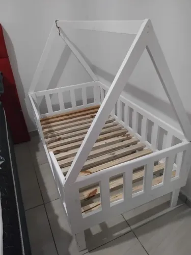 Cama montessoriana infantil
