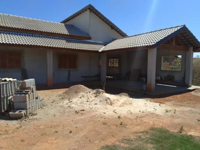Chácara em construção a venda em Pinhalzinho-SP.