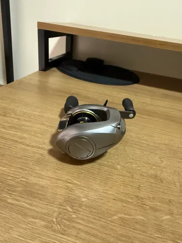 Carretilha Shimano ALDEBARAN MG7 esquerda