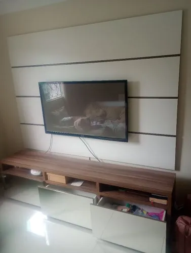 Painel com rack, conjunto de mesa com 4 cadeiras, cama baú solteiro e espelho com moldura