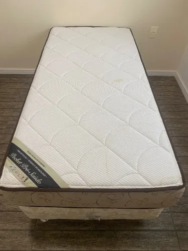 Vendo cama de solteiro com bicama .