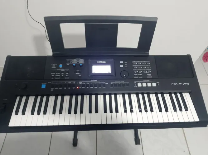 Teclado Yamaha PSRE 473, acompanha pedestal, suporte pra partituras, fonte e capa...