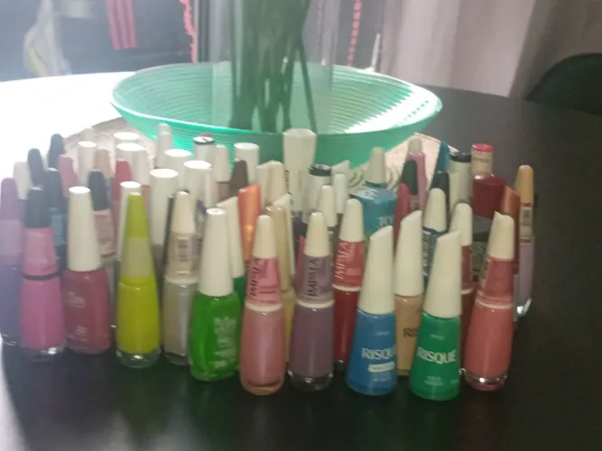 Vendo todo esses esmaltes preço de desapego!