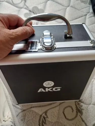 Vendo equipamento para Studio interface Behringer U-m2 microfone condensador AKG P 220