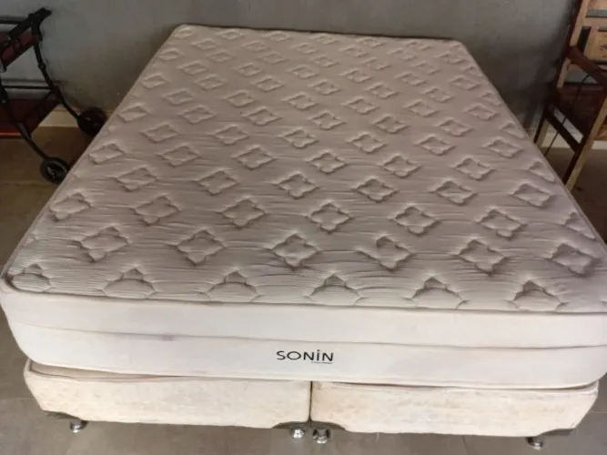 Vendo cama de casal Queen entrego