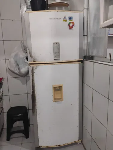 Vendendo geladeira pra quem trabalha com consertos