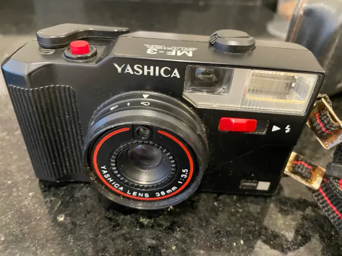 Câmera Yashica MF-3