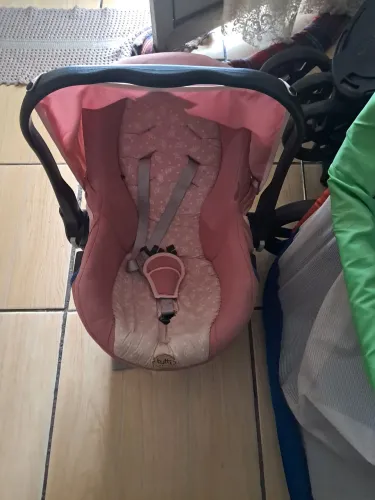 Veda de bebe conforto,carrinho e um chiqueirinho em perfeito estado