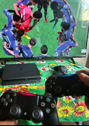 Vendo Ps4 com 2 controles original e 10 jogos