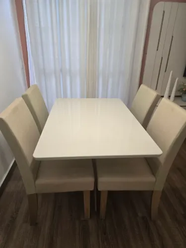 Mesa de jantar com 4 cadeiras