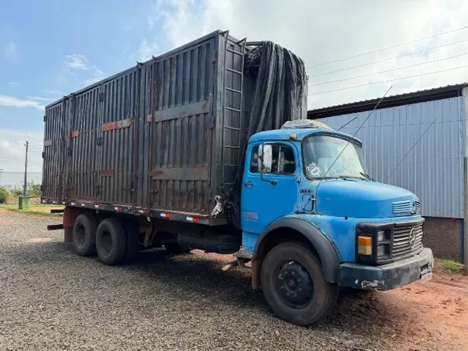 Caminhão Mercedes Benz 1113 com Caçamba