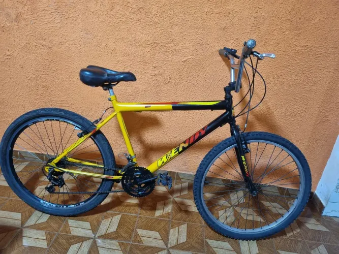 Vendo bike aro 26 com marchas em bom estado.