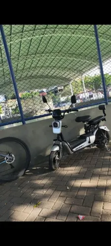 Moto elétrica wehawk mb 500w<br>Autonomia de 32km<br>Chave reserva<br>Alarme<br>Bateria <br>Carregador