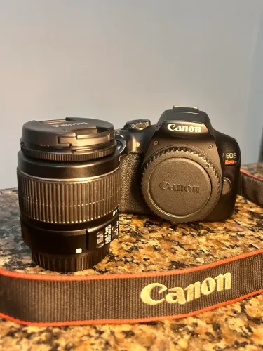 CÂNON REBEL T7 + LENTE DO KIT 18-55mm + ALÇA 