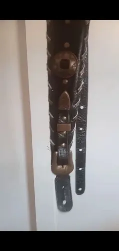 Correia em couro legitimo( Baixo guitarra e violão)